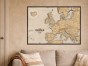 Beżowa mapa Europy w ramie na ścianie – aranżacja wnętrza z kanapą
