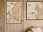 Pionowa mapa Europy beżowa na drzwiach obok wersji poziomej – porównanie układu
