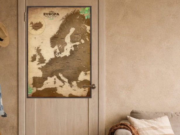 Turystyczna mapa Europy papirus pionowa aranżacja na drzwiach