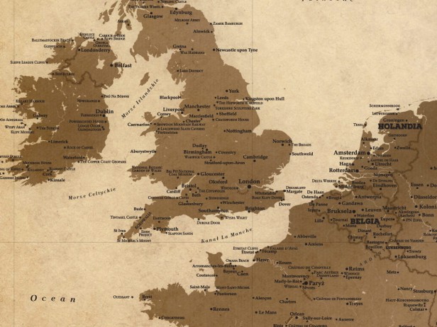 Zaznaczone samoprzylepnymi znacznikami miejsca na turystycznej mapie Europy
