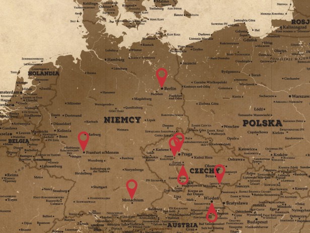 Zaznaczone samoprzylepnymi znacznikami miejsca na turystycznej mapie Europy