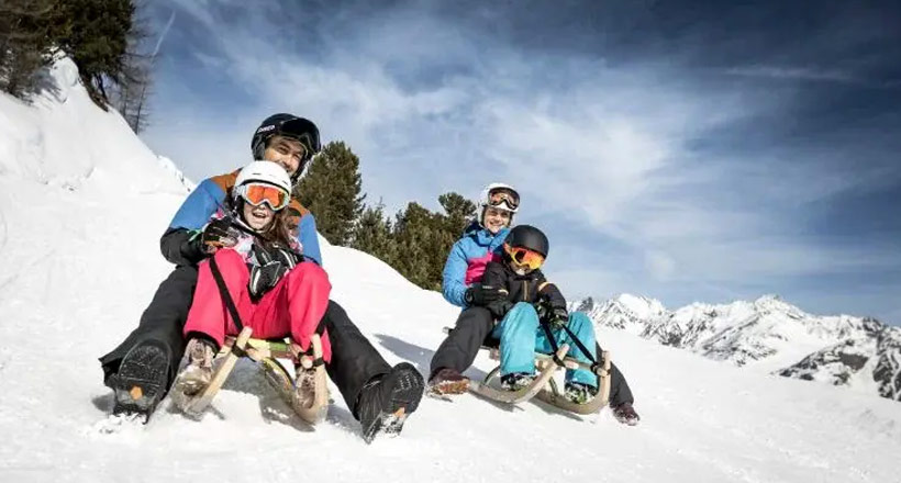 Rodzina na sankach w Dolinie Oetz