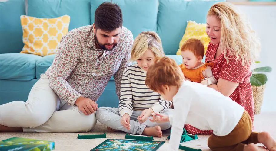 Rodzina z dziećmi gra w grę planszową