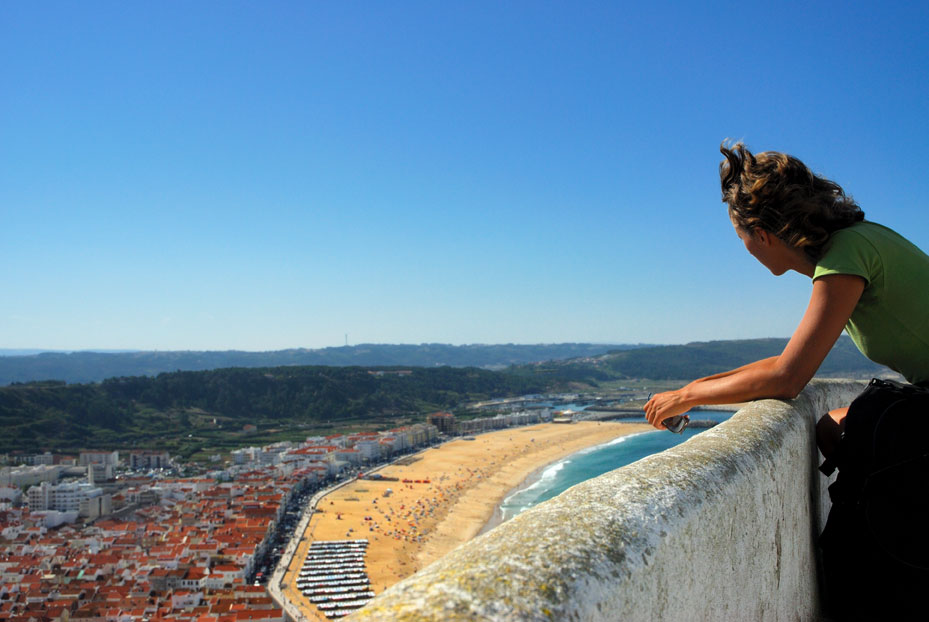 Widok na dolne Nazare i plażę z klifu